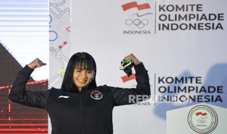 Atlet Renang Angel Gabriella Yus berpose saat peluncuran seragam Ofisial Tim Indonesia untuk Asian Games 2022 di Kantor Komite Olimpiade Indonesia (KOI) di Jakarta, Sabtu (9/9/2023). Indonesia akan mengirimkan sebanyakl 415 atlet dari 31 cabang olahraga Asian Games 2022 yang menargetkan  minimal menempati 12 besar dengan perolehan 12 medali emas. 