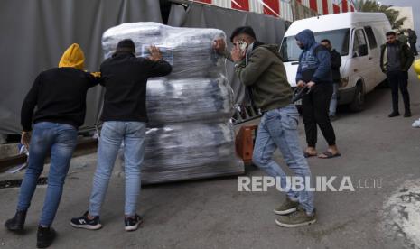 Para pekerja menyiapkan pengiriman perlengkapan tidur untuk para korban gempa bumi di Turki dan Suriah yang kini terkena cuaca musim dingin yang membekukan, di sebuah pabrik Palestina di kota Hebron, Tepi Barat, Kamis (16/2/2023). Warga Palestina telah turun tangan untuk membantu mereka akibat gempa dahsyat di Turki dan Suriah, dengan Otoritas Palestina bahkan mengirimkan tim medis dan ahli lainnya untuk mendukung upaya penyelamatan Turki dan Suriah.