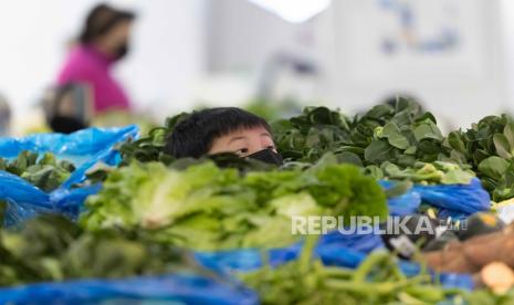  Seorang anak laki-laki berdiri di stan sayuran di pasar basah di Shanghai, China , 11 Januari 2023 (diterbitkan pada 12 Januari 2023). Tingkat inflasi tahunan China  naik menjadi 1,8 persen pada Desember 2022 dibandingkan bulan sebelumnya. Pada November 2022, tingkat inflasi tahunan berada pada level terendah delapan bulan sebesar 1,6 persen, sementara Indeks Harga Konsumen (IHK) Tiongkok berada pada 0 persen dibandingkan bulan sebelumnya, Biro Statistik Nasional melaporkan.