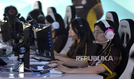 Atlet Esport Timnas Indonesia July Kusuma (kanan) bersama rekan setimnya bertanding melawan Timnas Namibia pada babak lower bracket cabang Counter-Strike: Global Offensive (CS:GO) Female dalam International Esports Federation (IESF) Bali 14th World Esports Championship 2022 di Nusa Dua, Badung, Bali, Selasa (6/12/2022). Timnas Indonesia berhasil mengalahkan Timnas Namibia dengan skor 2-0. 