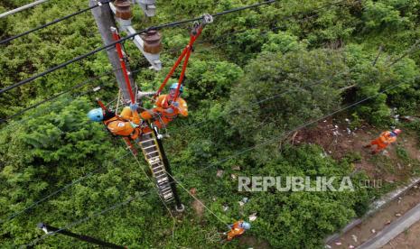 Pembangunan dan pemeliharaan jaringan listrik PLN (ilustrasi) 