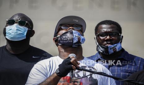 Saudara laki-laki George Floyd, Terrence Floyd berbicara kepada orang banyak saat rapat umum di Cadman Plaza Park, pada hari Kamis, 4 Juni 2020, di wilayah Brooklyn di New York. Floyd, seorang lelaki Afrika-Amerika, meninggal pada 25 Mei setelah seorang perwira polisi kulit putih Minneapolis menekan lutut ke lehernya selama beberapa menit bahkan setelah dia berhenti bergerak dan memohon udara.