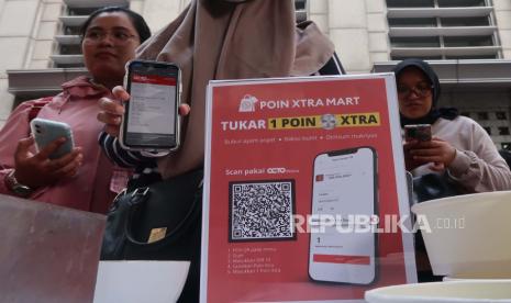 Nasabah melakukan transaksi memakai QRIS melalui Octo Mobile CIMB Niaga. Merchant Business Head Consumer Banking CIMB Niaga Tamtomo Awansatrio mengungkapkan selama kuartal I 2023, nilai transaksi melalui acquiring QR Code Indonesian Standard (QRIS) CIMB Niaga menembus angka Rp 3 triliun. Nilai tersebut tumbuh tiga kali lipat dibandingkan kuartal I 2022.