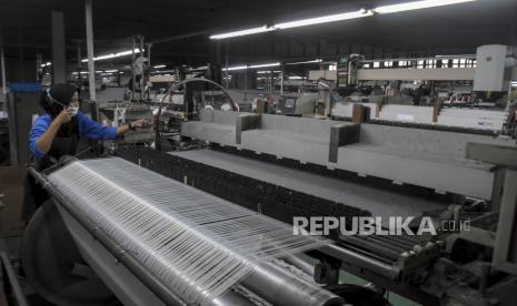 Pekerja memeriksa benang disela kunjungan kerja Panglima TNI di PT Trisula Textile Industries Tbk, Jalan Mahar Martanegara, Kota Cimahi, Provinsi Jawa Barat, Rabu (1/3/2023). Dalam kunjungannya, Panglima TNI Laksamana TNI Yudo Margono mengapresiasi pabrik tersebut karena telah berhasil mengembangkan kain tekstil berbahan benang daur ulang serta pengolahan air limbah yang telah menerapkan prinsip industri hijau. Hal tersebut sejalan dengan kampanye lingkungan The Rising Tide yang digelorakan oleh TNI AL.