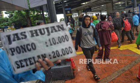 Sejumlah tukang ojek pangkalan dengan mengenakan jas hujan mencari penumpang di Stasiun Tebet, Jakarta, Selasa (30/1/2024). 