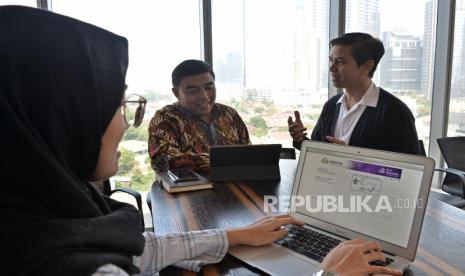 Sekretaris Perusahaan PT Bank Muamalat Indonesia Tbk Hayunaji (kanan) berbincang dengan nasabah yang tengah mengakses layanan Cash Management System yang bernama Muamalat Digital Integrated Access (Madina) di Jakarta, Rabu (5/7/2023). Madina menawarkan kemudahan untuk nasabah korporasi dalam hal manajemen kas dan akses informasi keuangan yang cepat dan real time. Bank Muamalat gencar menyasar segmen lembaga keuangan syariah dan institusi Islam khususnya di bidang pendidikan dan kesehatan serta melaksanakan program khusus untuk meningkatkan utilisasi Madina.