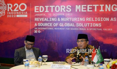 Ketua Umum Pengurus Besar Nahdlatul Ulama (PBNU) Yahya Cholil Staquf (Kanan) saat memimpin diskusi dalam acara Editorial Meeting Religion of Twenty (R20) di Kantor PBNU, Jakarta, Rabu (12/10/2022). PBNU bersama Liga Muslim Dunia (Rabithah al-Alam al-Islami) dan didukung oleh Kementerian Luar Negeri Indonesia berencana menggelar kegiatan Religion Forum (R20) International Summit of Religious Leaders yang merupakan rangkaian kegiatan G20 yang akan diselenggarakan di Bali pada 2-3 November 2022 mendatang yang akan dihadiri sejumlah tokoh agama dunia. Republika/Thoudy Badai