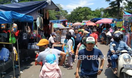 Suasana pasar kaget atau pasar tumpah Gasibu di kawasan Monumen Perjuangan (Monju), Kota Bandung, dipadati pengunjung, Ahad (13/3/2022). Kondisi tersebut sebagai pertanda kondisi perekonomian warga Kota Bandung sudah kembali menggeliat di tengah pandemi. Tingginya angka kesembuhan dalam sehari membuat kasus aktif Covid-19 perlahan menurun. Meski demikian, Pemkot Bandung berharap warga tetap disiplin prokes.