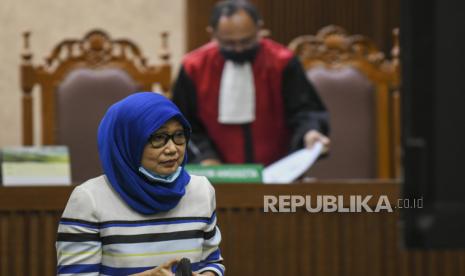 Tersangka kasus dugaan pembuatan dokumen perjalanan palsu yang juga mantan kuasa hukum Djoko Tjandra, Anita Dewi Kolopaking memberikan kesaksian dalam sidang kasus dugaan suap dan gratifikasi pengurusan fatwa Mahkamah Agung (MA) Djoko Tjandra dengan terdakwa Pinangki Sirna Malasari di Pengadilan Tipikor, Jakarta, Rabu (25/11/2020). Sidang itu beragenda mendengarkan keterangan saksi-saksi yaitu Andi Irfan Jaya dan Anita Kolopaking. 