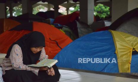 Ratusan peserta itikaf mendirikan tenda untuk mengikuti itikaf 10 Malam Terakhir Ramadhan di Masjid Raya Habiburrahman PTDI, Kota Bandung, Jawa Barat.