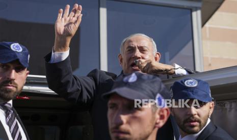  Benjamin Netanyahu, mantan Perdana Menteri Israel dan ketua partai Likud, melambai kepada para pendukungnya selama pemilihan nasional, di Ashkelon, Israel, Selasa, 1 November 2022. Pemerintahan Baru Netanyahu Dinilai Paling Ekstrem dan Gila dalam Sejarah Israel