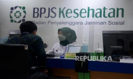 Petugas melayani peserta Badan Penyelenggara Jaminan Sosial (BPJS) Kesehatan di Kantor Cabang Jakarta Pusat, Senin (21/2/2022). Pemerintah mewajibkan sejumlah layanan publik mensyaratkan kepersertaan BPJS Kesehatan. Tujuannya, demi optimalisasi pelaksanaan program Jaminan Kesehatan Nasional (JKN) sesuai Instruksi Presiden (Inpres) Nomor 1 Tahun 2022.Beberapa layanan publik yang mewajibkan syarat BPJS Kesehatan yakni mulai dari jual beli tanah, mengurus SIM, STNK , SKCK hingga Haji dan Umrah.Prayogi/Republika