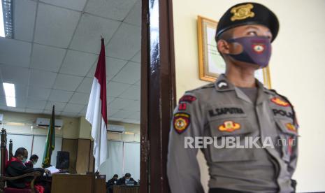 Personel Kepolisian Polda Metro Jaya berjaga di depan ruang sidang saat sidang tuntutan kasus penyiraman air keras terhadap penyidik KPK Novel Baswedan dengan terdakwa Ronny Bugis dan Rahmat Kadir Mahulette disiarkan secara 