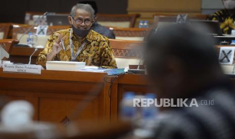 Kepala Badan Pelaksana Badan Pengelola Keuangan Haji (BPKH) Anggito Abimanyu saat mengikuti Rapat Dengar Pendapat (RDP) dengan Komisi VIII DPR di Kompleks Parlemen, Senayan, Jakarta, Senin (6/7). Rapat tersebut membahas mengenai evaluasi pengelolaan keuangan haji pasca pembatalan keberangkatan jamaah haji tahun 1441H/2020 M serta isu-isu aktual dan solusinya.Prayogi/Republika