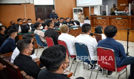 Saksi bersiap memberikan keterangan saksi saat sidang lanjutan dengan terdakwa kasus dugaan pembunuhan berencana terhadap Brigadir Nofriansyah Yosua Hutabarat alias Brigadir J,  Richard Eliezer di Pengadilan Negeri Jakarta Selatan, Jakarta, Selasa (31/10/2022). Dalam sidang tersebut, jaksa penuntut umum (JPU) menghadirkan sejumlah saksi yang terdiri dari asisten rumah tangga, aide de campe (ADC) atau ajudan, sekuriti, dan kakak kandung Ferdy Sambo. Saksi tersebut diantaranya Susi, Abdul Somad, Alfonsius Dua Lurang, Daryanto, Marjuki, Damianus Laba Kobam, Adzan Romer, Daden Miftahul Haq, Prayogi Iktara Wikaton, Farhan Sabilah dan Leonardo Sambo. Republika/Thoudy Badai