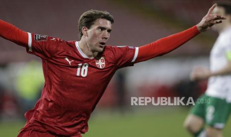 Dusan Vlahovic dari Serbia melakukan selebrasi setelah mencetak gol penyeimbang pada pertandingan kualifikasi Piala Dunia 2022 antara Serbia dan Irlandia di Beograd, Serbia, 24 Maret 2021.