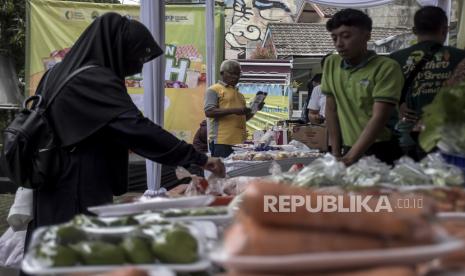 Warga membeli bahan pokok di halaman Kantor DKPP Jabar, Jalan Ir H Juanda, Coblong, Kota Bandung, Jumat (24/2/2023). Dinas Ketahanan Pangan dan Peternakan (DKPP) Provinsi Jawa Barat menggelar pangan murah yang menjual berbagai bahan pokok. Gelar pangan murah tersebut bertujuan untuk menstabilkan pasokan dan harga pangan serta pengendalian bahan pangan lokal strategis. 