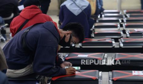 Calon penumpang mengisi form pembatalan tiket kereta.