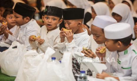 Sejumlah anak yatim berbuka puasa saat acara Republika Ramadhan Festival: Berbagi Bersama Yatim di Masjid At Thohir, Depok, Jawa Barat, Selasa (2/4/2024). PT Republika Media Mandiri kembali menggelar Republika Ramadhan Festival bertemakan Berbagi Bersama Yatim. Acara tersebut diisi dengan kegiatan santunan untuk ratusan anak yatim dan dongeng Islami yang disampaikan oleh Ustaz Jaka Umbaran.