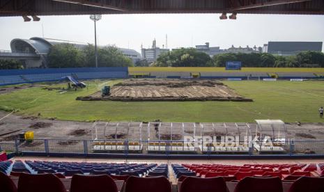 Petugas mengoperasikan alat berat untuk mengeruk rumput Stadion Madya Bumi Sriwijaya Palembang, Sumatera Selatan, Selasa (6/10/2020). Stadion Madya Bumi Sriwijaya dipersiapkan sebagai  stadion pendukung pelaksanaan tuan rumah Piala Dunia U-20 2021 mendatang. 