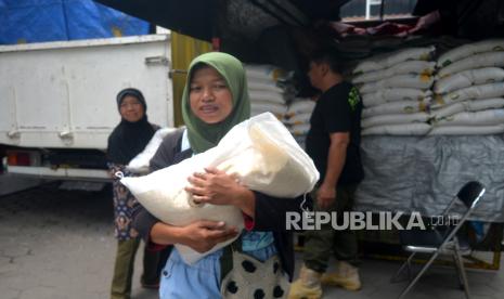 Warga Kelurahan Gedongkiwo mengambil bantuan beras di Kecamatan Mantrijeron, Kota Yogyakarta, Selasa (14/11/2023). 