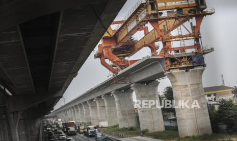 Sejumlah pekerja menyelesaikan lintasan pada proyek kereta api cepat Jakarta-Bandung di Tambun, Kabupaten Bekasi, Jawa Barat, Senin (11/10/2021). PT Kereta Api Indonesia (Persero) atau KAI menjadi pemimpin konsorsium Badan Usaha Milik Negara (BUMN) di proyek kereta cepat Jakarta-Bandung setelah disahkannya aturan baru Peraturan Presiden (Perpres) No.93/2021. 