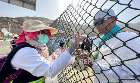 Petugas Penyelenggara Ibadah Haji (PPIH) Arab Saudi 1444 H terus melakukan upaya preventif untuk mengantisipasi jamaah haji yang melempar jumrah di jamarat tidak kelelahan.Di depan Kantor Misi Haji Indonesia di Mina, PPIH Arab Saudi secara konsisten membagikan kurma, air mineral, dan oralit.