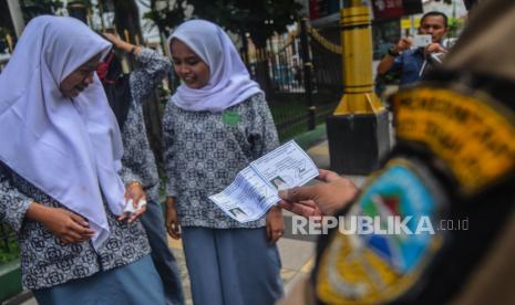 Ilustrasi. Pemerintah telah mengeluarkan kebijakan belajar di rumah bagi siswa sekolah, namun masih banyak siswa yang berkeliaran ditempat keramaian. Tampak petugas Satpol PP memberikan himbauan kepada pelajar yang terjaring razia di Taman Kota Tasikmalaya, Jawa Barat, Rabu (18/3/2020). Razia dilakukan untuk mengantisipasi pelajar yang melakukan aktivitas diruang publik agar mengikuti proses belajar dengan sistem daring di rumah sebagai antisipasi pencegahan virus corona. (Antara/Adeng Bustami)