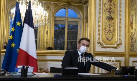  Presiden Prancis Emmanuel Macron berbicara melalui telepon kepada Presiden terpilih AS Joe Biden, di Istana Elysee di Paris, Selasa, 10 November 2020.