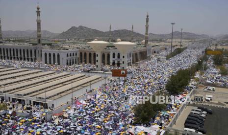 Umat Muslim berjalan menuju Arafah untuk melakukan wukuf saat pelaksanaan puncak ibadah haji di Makkah, Arab Saudi, Sabtu (15/6/2024). Jutaan umat muslim berkumpul di Padang Arafaf untuk melaksanakan prosesi wukuf.