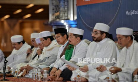 Imam Besar Masjid Istiqlal Nasaruddin Umar (keempat kiri), Ketua Majelis Ulama Indonesia Bidang Dakwah Cholil Nafis (keempat kanan) dan pengurus MUI Komisi Dakwah lainnya membaca doa saat acara Muhasabah dan Istighotsah akhir tahun 2022 di Masjid Istiqlal, Jakarta, Selasa (20/12/2022). Kegiatan tersebut dilakukan sebagai upaya instrospeksi diri serta meningkatkan ketakwaan  dalam mempersiapkan menyambut tahun yang akan datang. Republika/Thoudy Badai