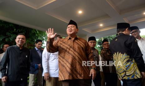 Ketua Umum Partai Gerindra Prabowo Subianto menyapa wartawan sebelum melakukan pertemuan rutin dengan PKB di Kertanegara, Jakarta, Senin (10/4/2023). Pekan ini, Center for Political Communication Studies (CPCS) merilis hasil survei yang menempatkan Prabowo di urutan teratas elektabilitas bakal capres.