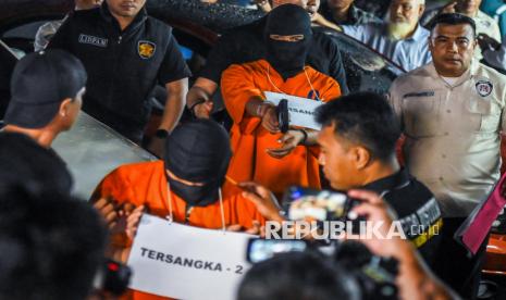 Tersangka memperagakan adegan saat rekonstruksi kasus penembakan bos rental mobil di Rest Area KM 45 Tol Tangerang-Merak, Kabupaten Tangerang, Banten, Sabtu (11/1/2025). Pusat Polisi Militer Angkatan Laut menggelar 36 adegan rekonstruksi dengan menghadirkan para saksi dan ketiga tersangka oknum TNI AL yaitu AA, RH dan BA untuk mendalami kasus yang menyebabkan dua orang korban dan satu diantaranya meninggal dunia. 