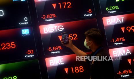 Karyawan mengamati layar pergerakan Indeks Harga Saham Gabungan (IHSG), Bursa Efek Indonesia, Jakarta, Senin (9/5/2022). Pasca libur Lebaran, perdagangan IHSG di buka melelmah 74 poin atau 1,02 persen ke posisi 7.154,92, sementara pada sore harinya IHSG ditutup di level 6.909,75.Prayogi/Republika