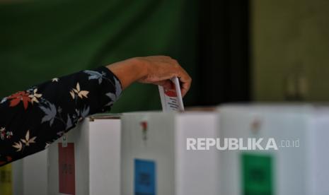 Warga menggunakan hak pilihnya di Tempat Pemungutan Suara (TPS) 