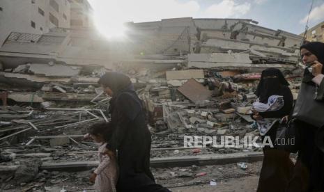 Penduduk Kota Gaza mulai mengungsi menyusul peringatan Israel akan peningkatan operasi militer di jalur Gaza, 14 Oktober 2023. Pasukan Pertahanan Israel (IDF) pada 13 Oktober telah menyerukan evakuasi seluruh warga sipil di Gaza utara sebelum perkiraan lokasi. invasi.