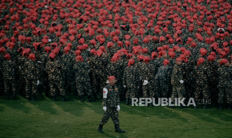 Banser saat mengikuti acara Resepsi Puncak Satu Abad NU di Stadion Delta Sidoarjo, Jawa Timur, Selasa (7/2/2023). Warga dari berbagai daerah mulai tiba di Stadion Delta Sidoarjo pada Selasa dinihari. Sebagian dari mereka memilih beristirahat ditepian jalan dengan berbekal alas tikar sembari mengikuti acara shalawat hingga pagi hari. Antusias warga terus berdatangan hingga memenuhi area ring Stadion. Acara resepsi tersebut berlangsung selama 24 jam dengan diisi beragam kegiatan seperti membaca shalawat dan shalat qiyamul lail, karnaval kebudayaan nusantara, bazar UMKM, dan panggung hiburan rakyat.