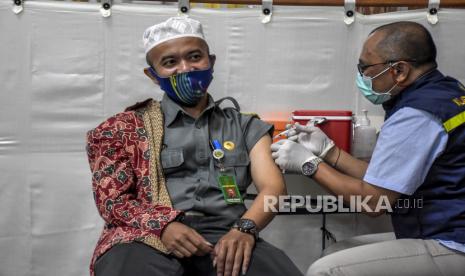 Vaksinator menyuntikkan vaksin Covid-19 jenis Pfizer kepada calon jamaah haji saat pelaksanaan vaksinasi Covid-19 dosis ketiga (booster) di Masjid Pusdai, Kota Bandung, Selasa (8/2/2022). Sebanyak 1.500 calon jamaah haji asal Kota Bandung menjalani vaksinasi Covid-19 dosis ketiga (booster) sebagai persiapan dan prasyarat keberangkatan ibadah haji ke Arab Saudi. Foto: Republika/Abdan Syakura