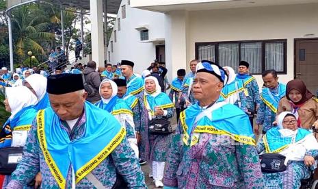 Kloter pertama jamaah haji asal Kota Bandung berjumlah 472 orang ditambah 8 orang petugas berangkat hari ini, Senin (29/5/2023) menuju embarkasi di Bekasi. Mereka akan menginap dan selanjutnya langsung berangkat ke Mekkah, Arab Saudi.  