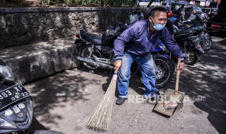 Warga pelanggar protokol kesehatan menjalani hukuman sanksi sosial. ilustrasi