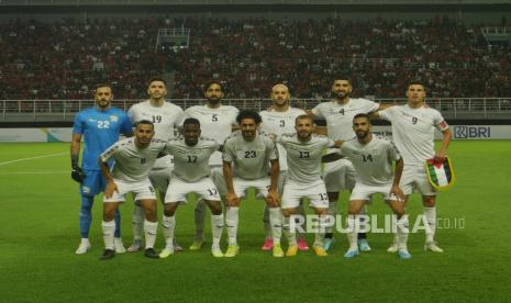 Para pemain timnas Palestina saat melawan Indonesia dalam laga FIFA Matchday di Stadion Gelora Bung Tomo, Surabaya, Rabu (14/6/2023). Pertandingan berakhir imbang dengan skor 0-0.