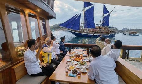 Presiden Joko Widodo (kiri) didampingi sejumlah menteri, gubernur, dan bupati berada di atas kapal pinisi menuju Pulau Rinca Taman Nasional Komodo, Kabupaten Manggarai Barat, Nusa Tenggara Timur, Kamis 21 Juli 2022.  (ANTARA FOTO/Setpres/Agus Suparto).