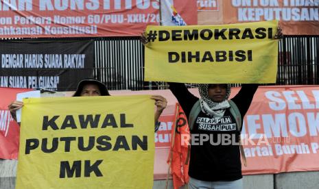 Sejumlah pengunjuk rasa dari berbagai elemen masyarakat menggelar aksi unjuk rasa di depan kompleks Parlemen Senayan, Jakarta, Kamis (22/8/2024). Aksi tersebut sebagai bentuk penolakan terhadap revisi Undang-Undang Pemilihan Kepala Daerah (UU Pilkada) yang dianggap sebagai ancaman terhadap demokrasi.