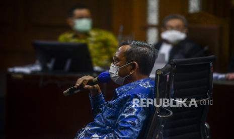 Dirjen Perlindungan dan Jaminan Sosial Pepen Nazaruddin memberikan keterangan saat menjadi saksi pada sidang kasus korupsi Bantuan Sosial (Bansos) Covid-19 untuk terdakwa yang juga mantan Menteri Sosial Juliari Batubara di Pengadilan Tipikor, Jakarta, Senin (10/5). Sidang lanjutan tersebut beragendakan mendengarkan keterangan empat orang saksi dari pejabat Kementerian Sosial yang dihadirkan JPU KPK. Republika/Putra M. Akbar