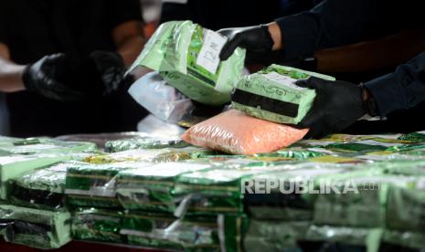 Polisi memasukan barang bukti usai rilis pengungkapan kasus peredaran gelap narkoba di Lobby Bareskrim Polri, Jakarta, Jumat (30/6/2023). Direktorat Tindak Pidana Narkoba Bareskrim Polri berhasil mengungkap kasus peredaran gelap narkoba dengan total barang bukti 428 Kg sabu dan 162.932 butir ekstasi dari 3 lokasi berbeda yaitu Aceh, Riau dan Bali dengan mengamankan total 13 tersangka.  