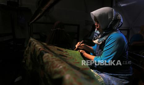 Perajin batik tulis menyelesaikan pesanan batik di PaomanArt, Indramayu, Jawa Barat, Kamis (2/9/2021). Pengusaha batik di daerah tersebut memasarkan batik melalui media daring untuk meningkatkan penjualan di masa pandemi. 