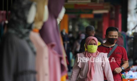 Warga beraktivitas di Pasar Kapasan, Surabaya, Jawa Timur. 