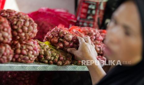 Warga membeli bawang merah saat kegiatan Gerakan Pangan Murah di Kantor Kelurahan Kebon Baru, Tebet, Jakarta, Kamis (2/5/2024). 