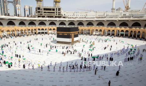 Sebuah foto selebaran yang disediakan oleh Kementerian Haji dan Umrah Saudi menunjukkan jamaah haji mengenakan masker pelindung wajah, berputar-putar di sekitar Ka