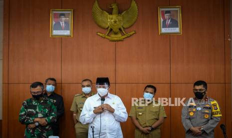 Gubernur Banten Wahidin Halim (tengah) memaparkan hasil rapat koordinasi dengan kepala daerah wilayah Tangerang Raya di Pendopo Kabupaten Tangerang, Kota Tangerang, Banten, Senin (11/1/2021). Rapat tersebut menetapkan Kota Tangerang Selatan dan Kota Serang menjadi prioritas penerima vaksin COVID-19 pada tahap pertama karena Kota Serang merupakan ibu kota Provinsi Banten dan tingginya angka kematian akibat COVID-19 di Kota Tangerang Selatan. 